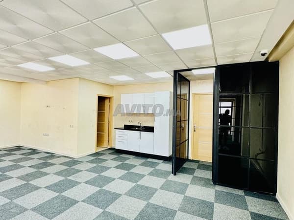 Rent: beautiful empty office space