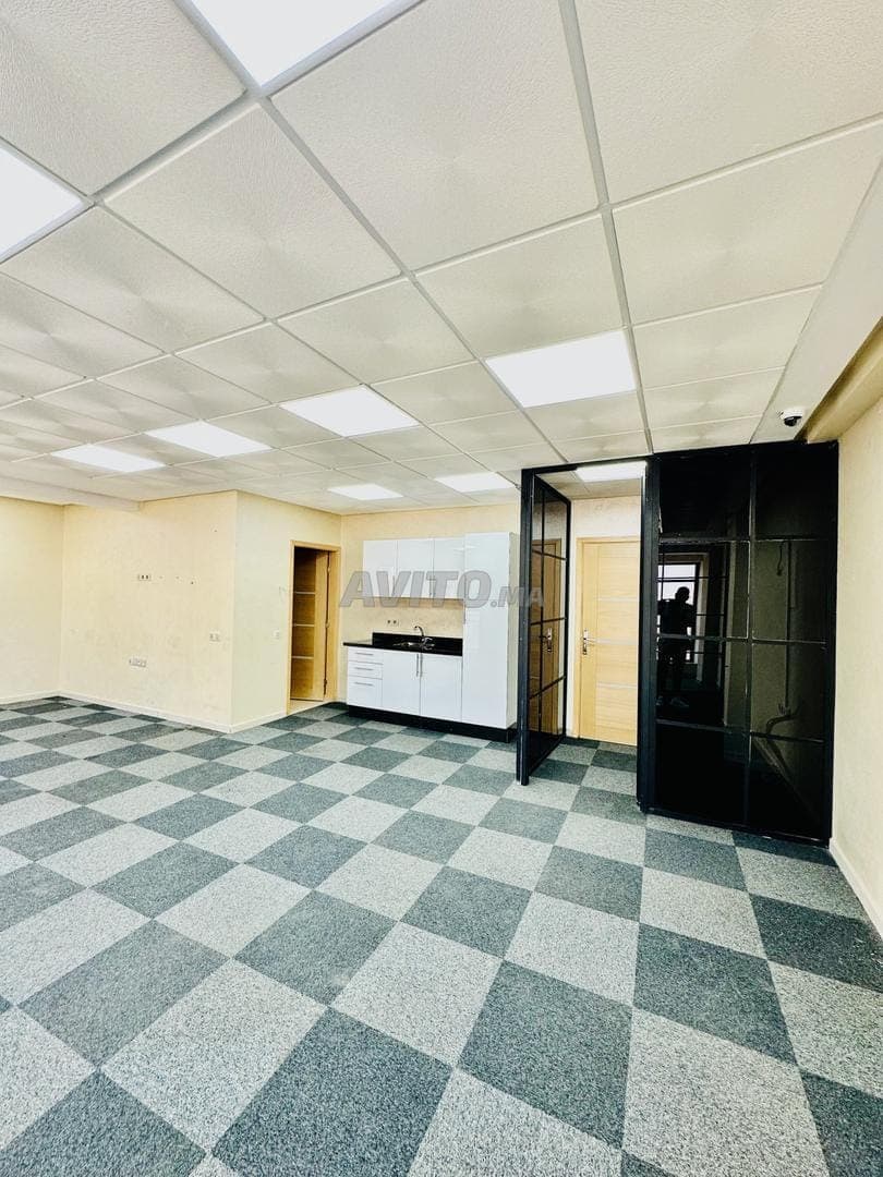 Rent: beautiful empty office space