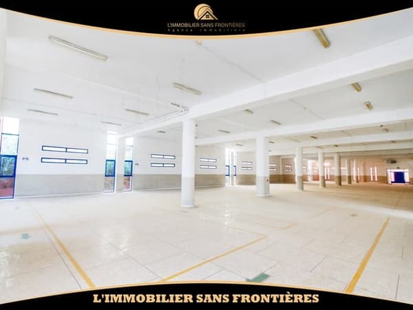 Dépôt commercial à vendre — 3 façades – Route Safi, Quartier industriel, Marrakech