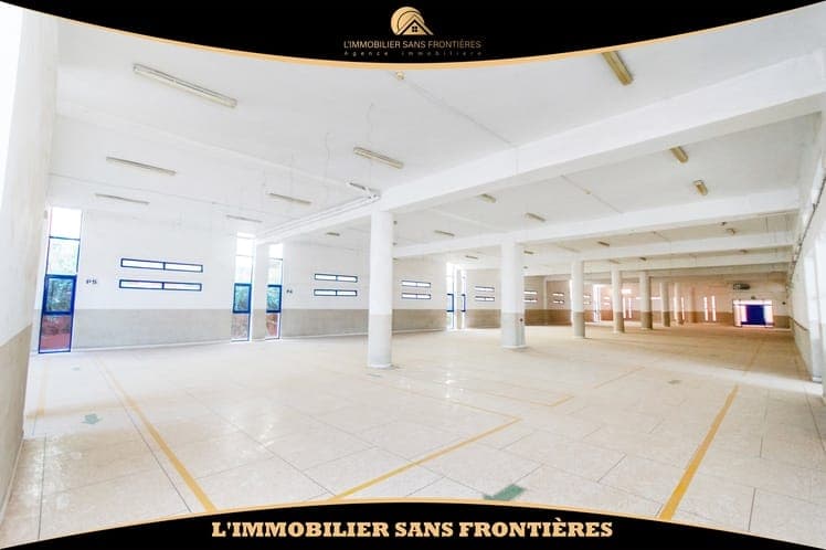 Dépôt commercial à vendre — 3 façades – Route Safi, Quartier industriel, Marrakech