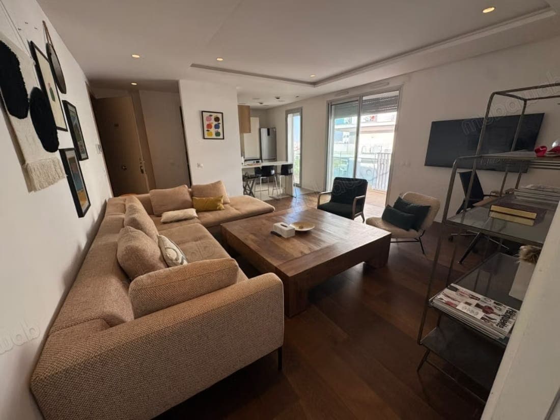 Mooi gemeubileerd studio met terras in Casa Finance City