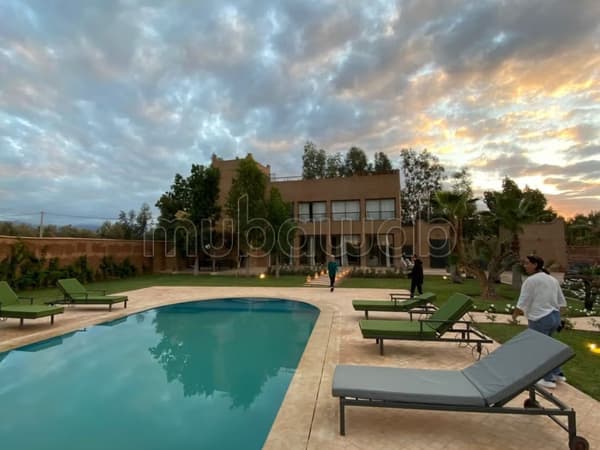Splendide villa à vendre à Route de l'Ourika. 9 chambres agréables. Meublé