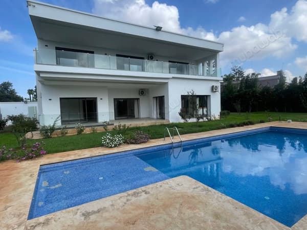 Villa de luxe à louer à Souissi. Surface totale 2000 m². Cheminée et concierge