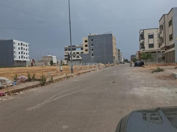 فرصة تجارية: أرض مع طابق تحت الأرض وطابق أرضي و4 طوابق علوية