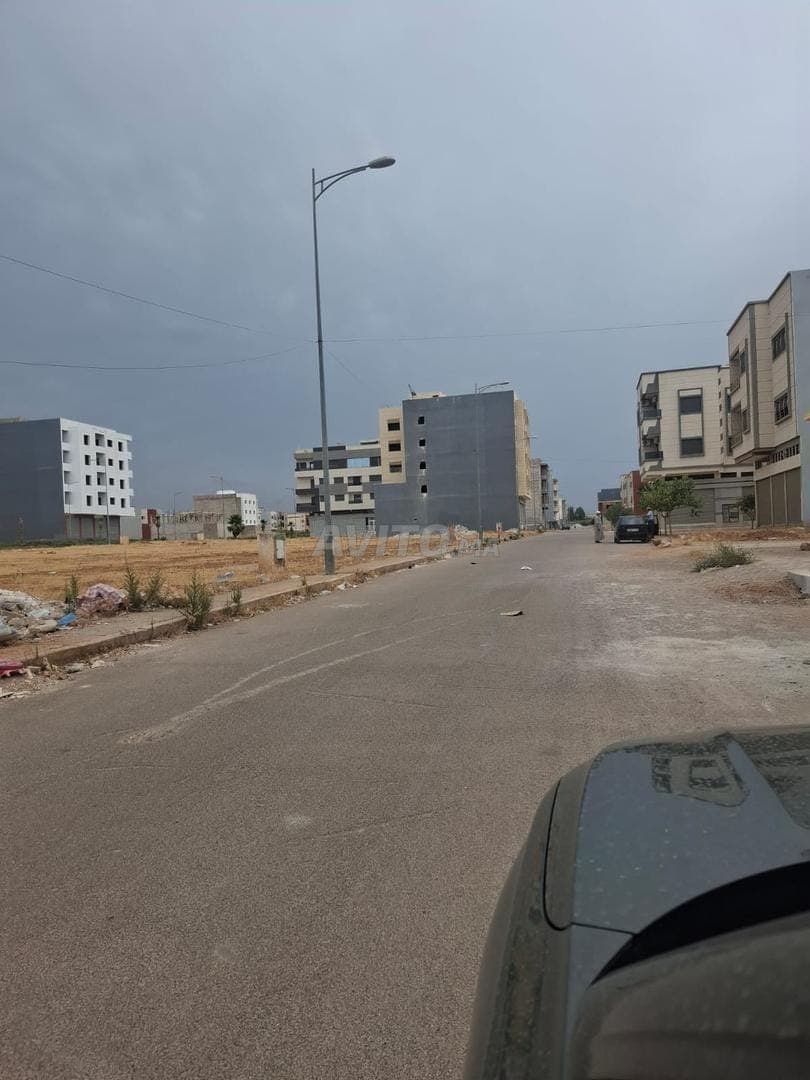 فرصة تجارية: أرض مع طابق تحت الأرض وطابق أرضي و4 طوابق علوية