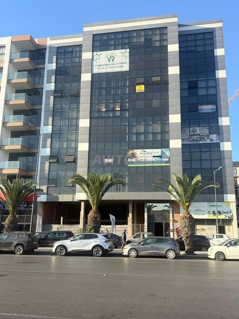 مكتب جديد للإيجار بمساحة 82 م²