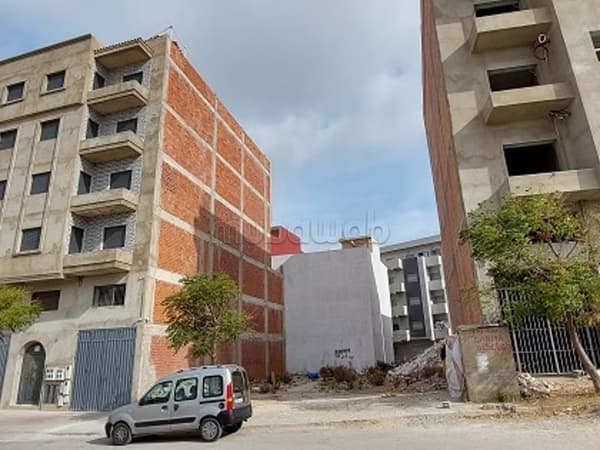 Kleines Grundstück für ein Gebäude mit 4 Etagen