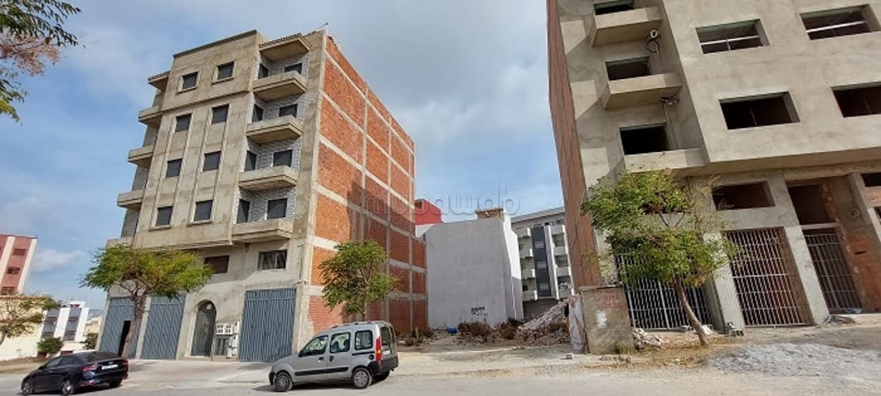 Kleines Grundstück für ein Gebäude mit 4 Etagen
