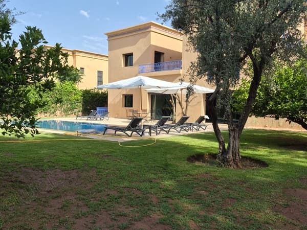 Una villa con 5 camere su Amlkiss