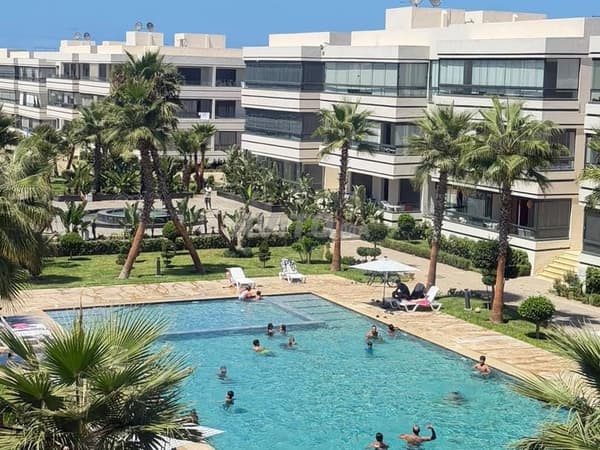 Appartement met zwembad- en zeezicht te huur
