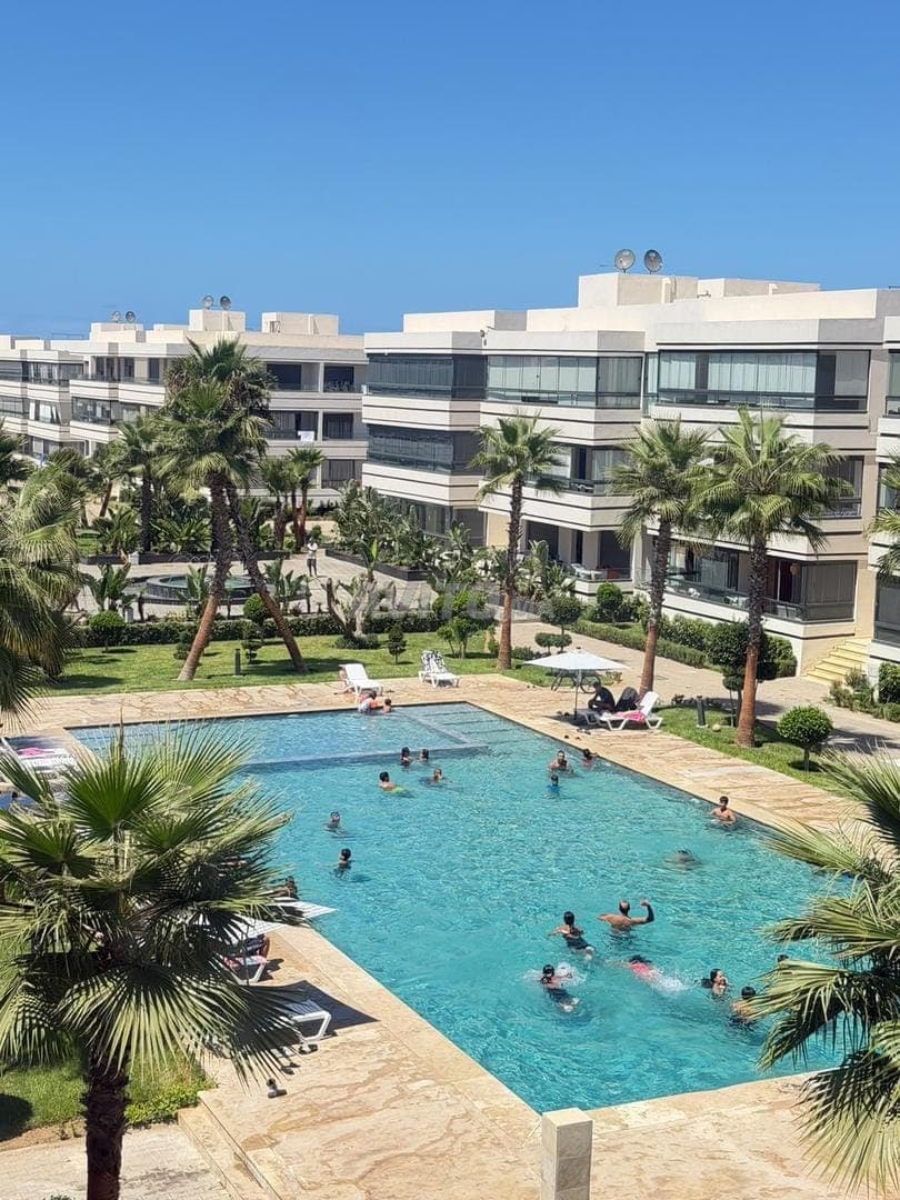Appartement met zwembad- en zeezicht te huur