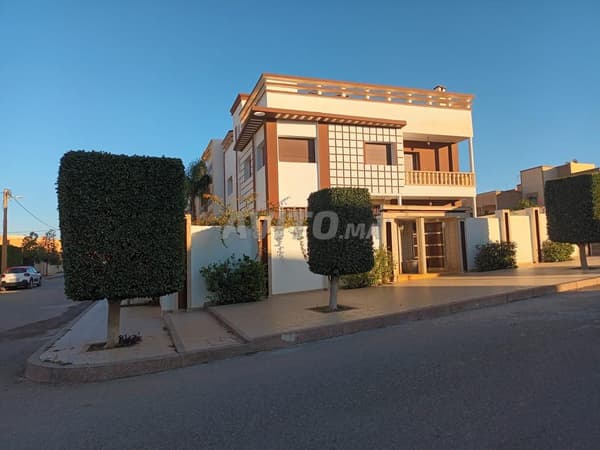 Villa 2 façades avec jardin à Hay Al-Irfane