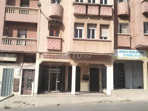 Maison bien située à Bernoussi, garage et 3 étages.