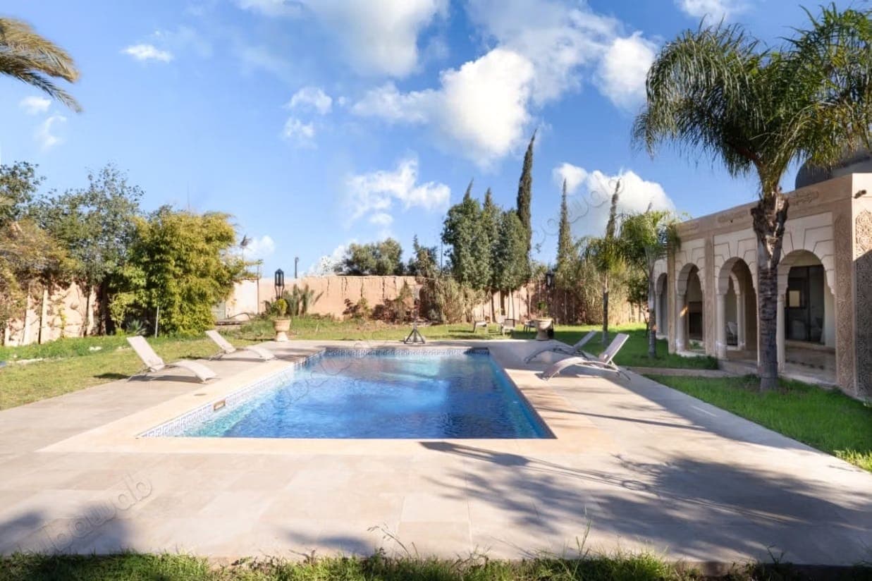 Unfurnished luxury villa for rent on Route de Fez. Total surface 1500 m². Armoured door, security