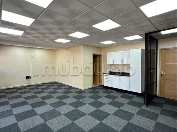 Beaux bureaux à louer vide à Guéliz. Surface totale 64 m². Porte blindée et système de…