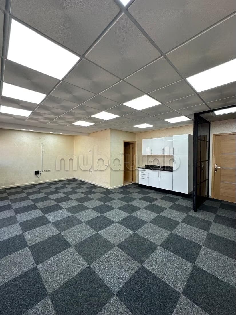 Beaux bureaux à louer vide à Guéliz. Surface totale 64 m². Porte blindée et système de…