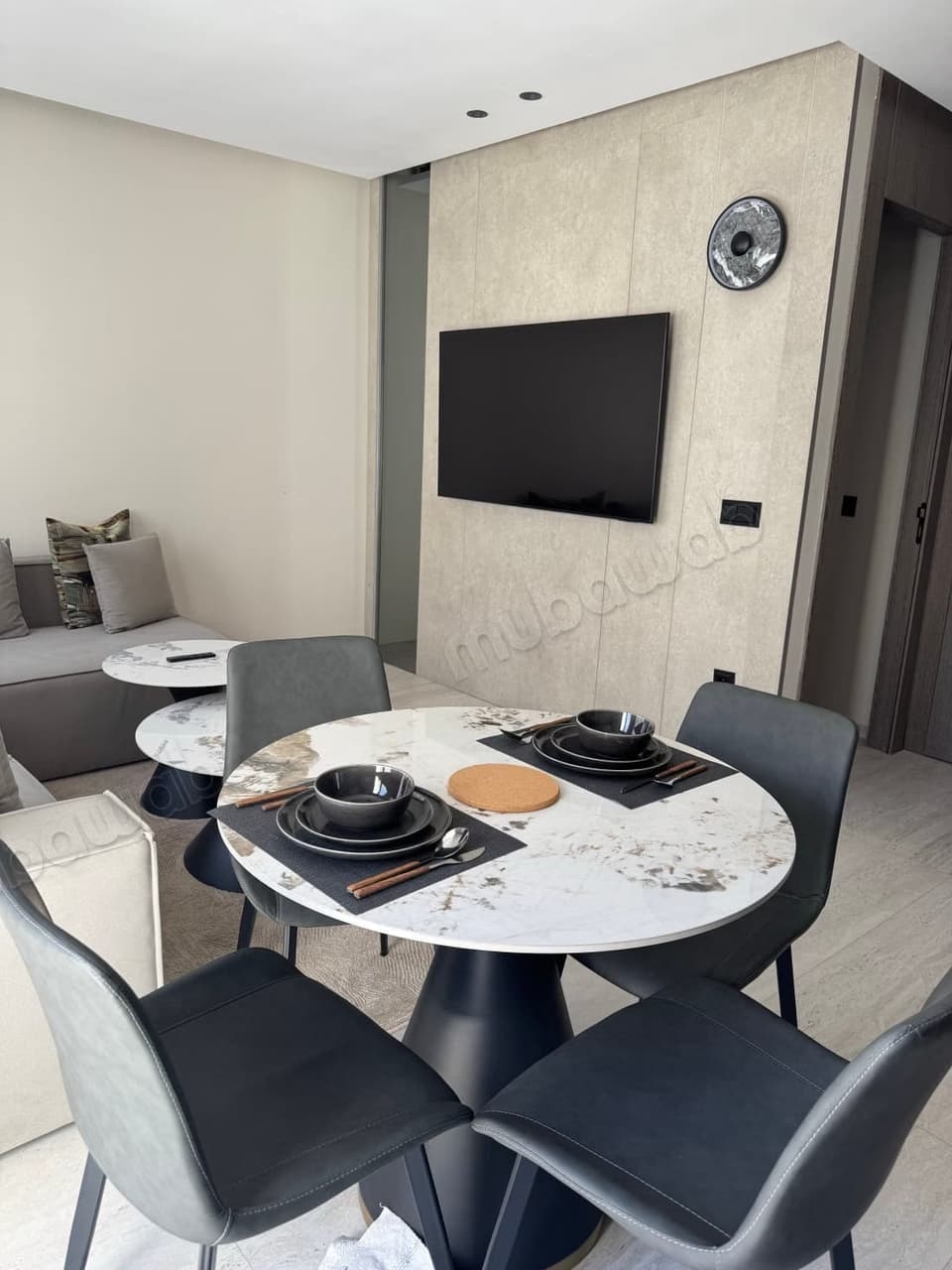 Bel appartement en location à Riviera. 2 grandes pièces. Bien meublé