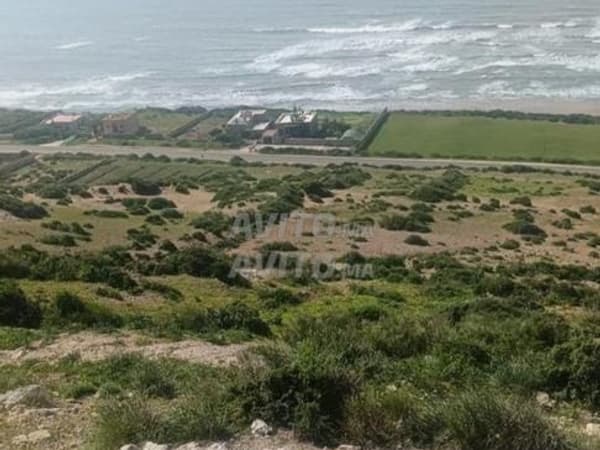 أرض محمية قريبة من البحر