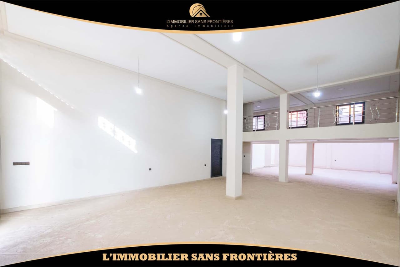 Local commercial à Al Massar – 200 m² au RDC, 200 m² en sous-sol et mezzanine de 60 m²
