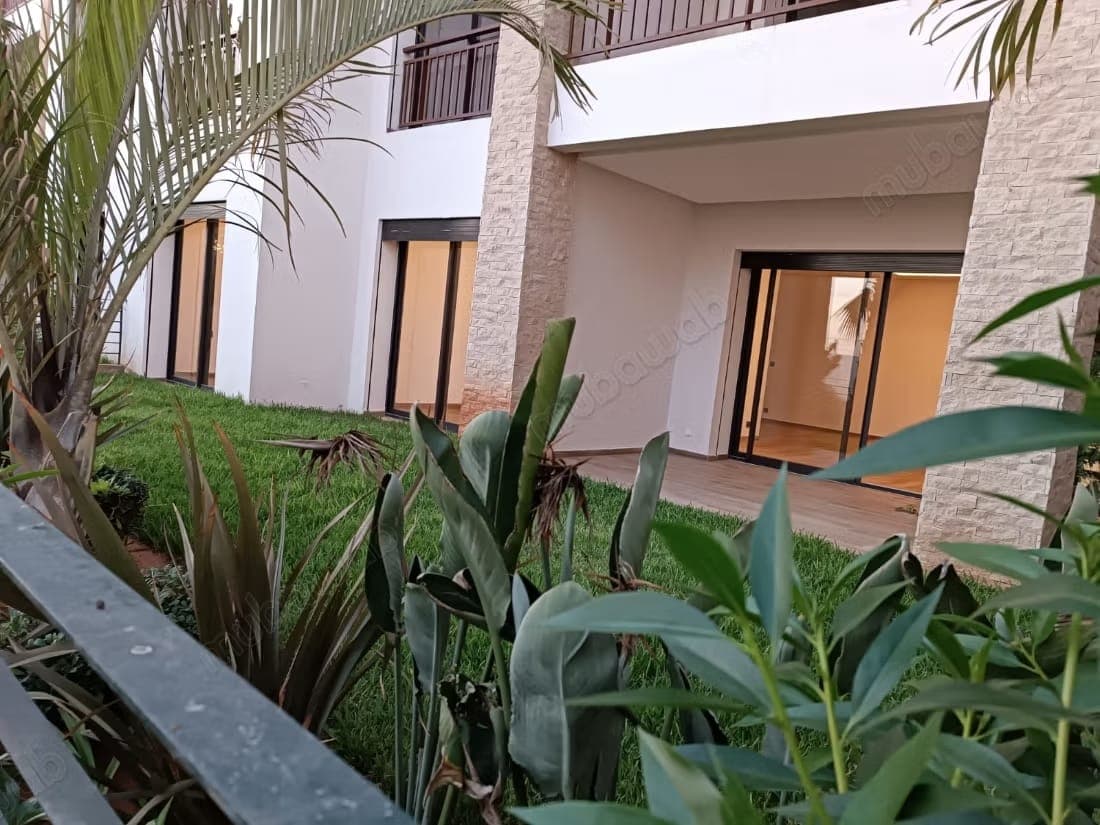 Ground-floor garden apartment, premium, in Dar Bouazza for rent