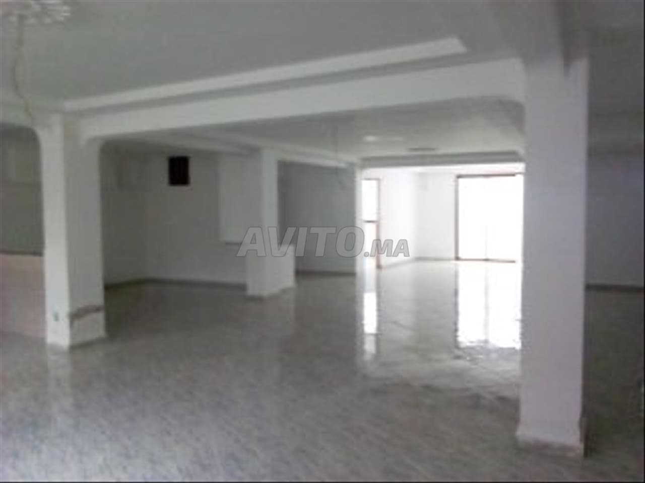 LOCAL 600 M² USAGE PRO LA COLLINE 8000 DH