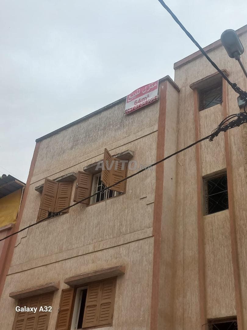 Casa su due piani con terrazza in vendita