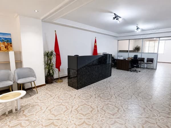 مكاتب للكراء في شارع أنفا. المساحة 132 م². بواب