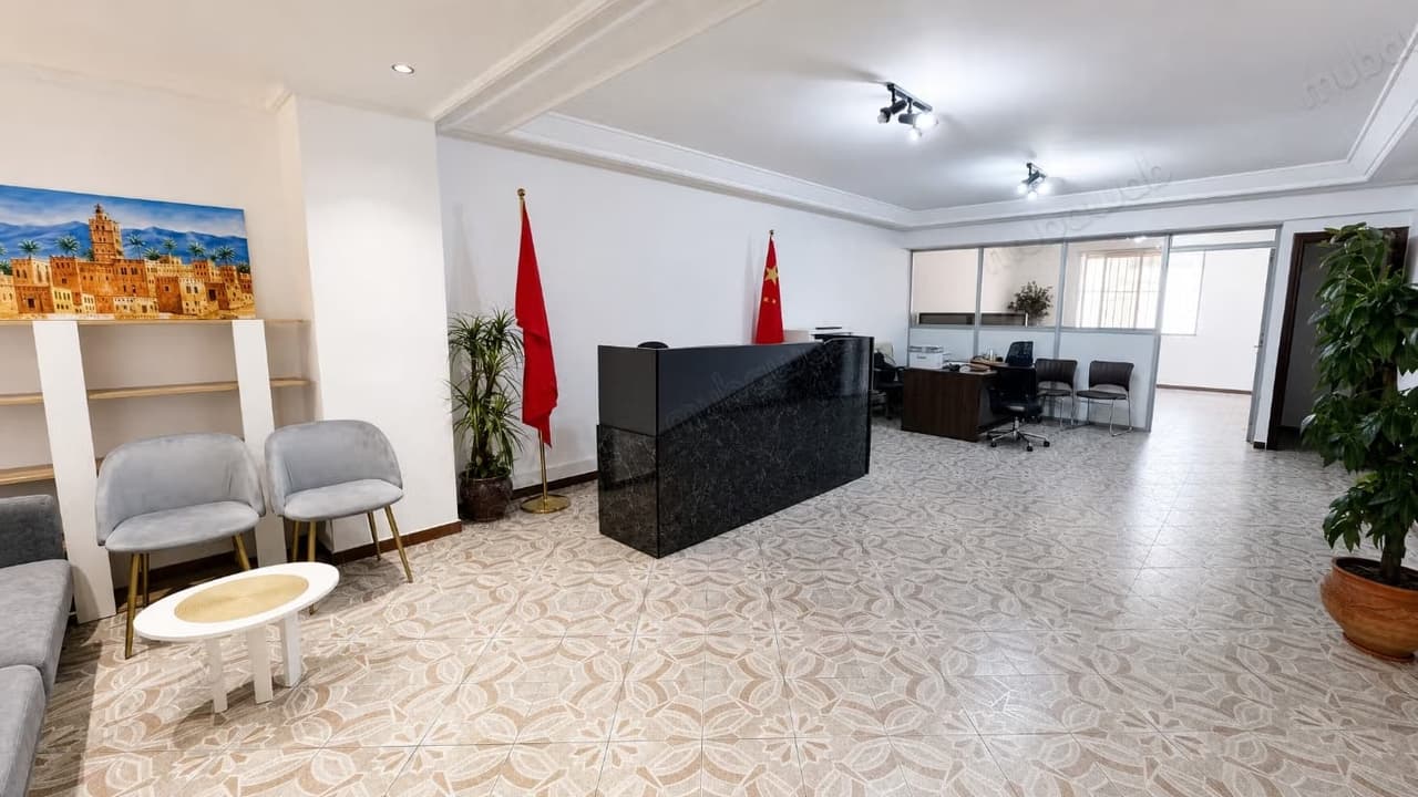 مكاتب للكراء في شارع أنفا. المساحة 132 م². بواب