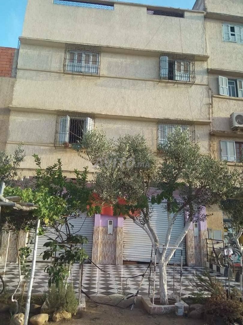 Casa de dos plantas y un café en Khemisset 116M