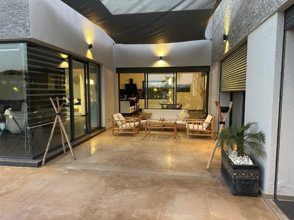 Vente villa de luxe à Route de Ouarzazate. Superficie 300 m². Meublé