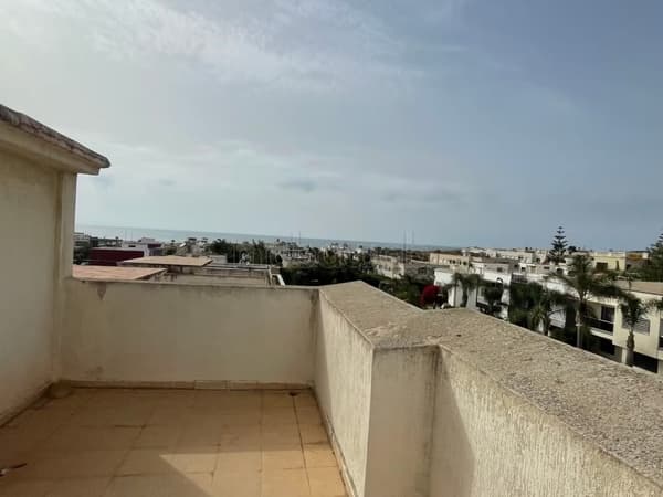 Maison de luxe à vendre à Harhoura. Surface de 384 m². Porte blindée, salon marocain