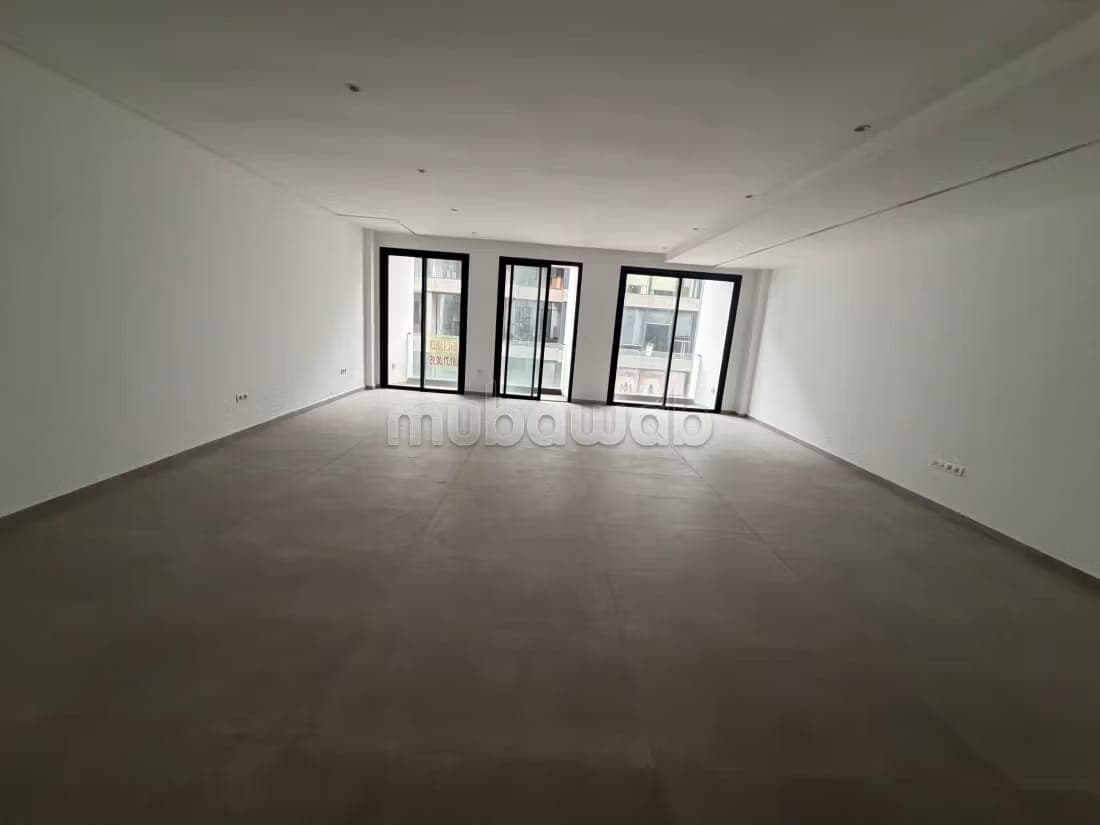 Location de bureaux à Oasis. Superficie 60 m². Porte blindée, sécurité