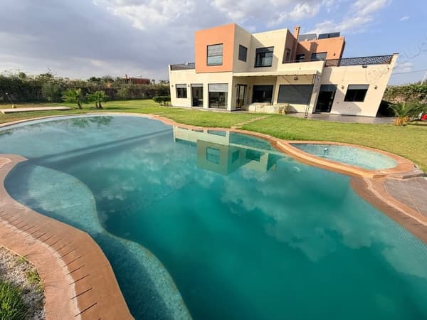 Villa meublé piscine terrain de foot et basketball 6 chambres