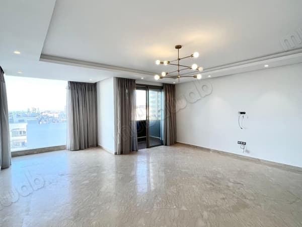 Bel appartement en location à Racine. Surface totale 170 m². Terrasse et ascenseur