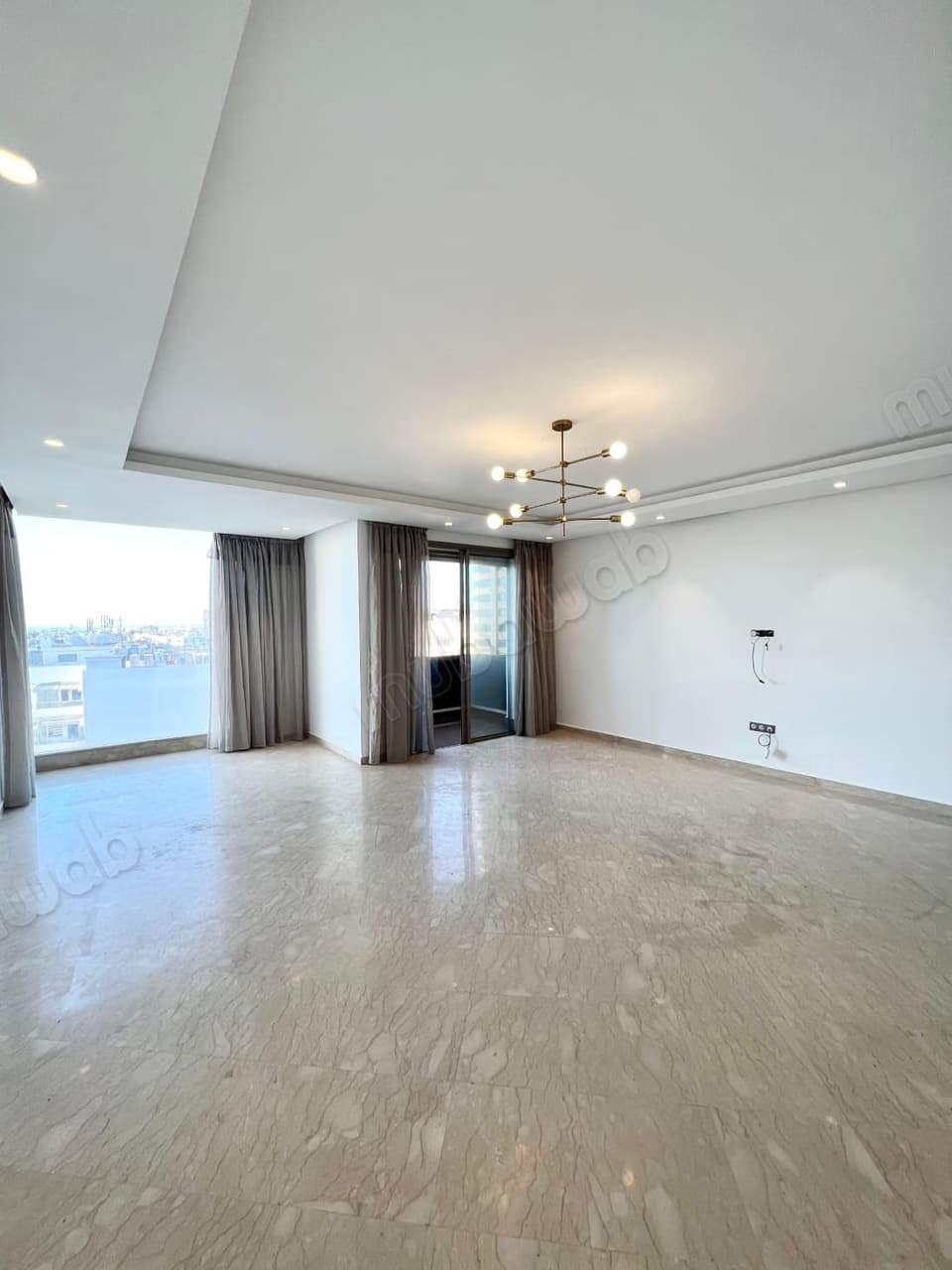 Bel appartement en location à Racine. Surface totale 170 m². Terrasse et ascenseur