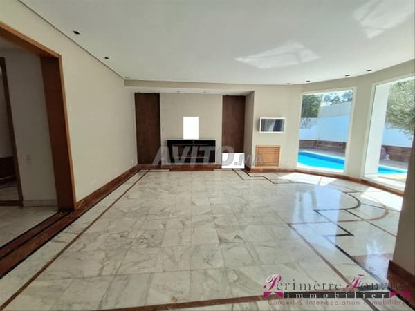 Beautiful Villa with Swimming Pool for Sale in Chantilly