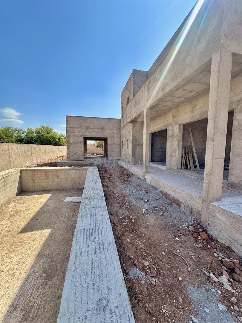Villa semi-finie à vendre 1000 m² avec puits