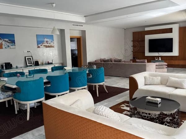 Belle villa à louer à Manzeh, Route Zahir, communauté de Manzeh. Superficie 800 m²…