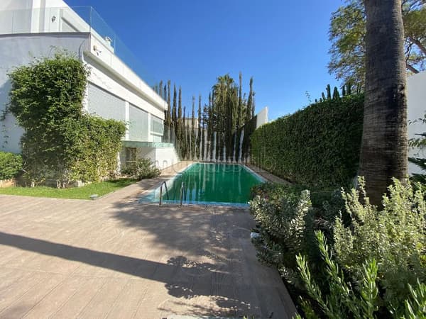 Belle villa moderne 800m2 avec piscine en ville