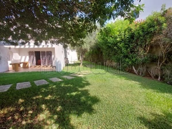 Terrain & Villa à Usage Commercial 846 m2