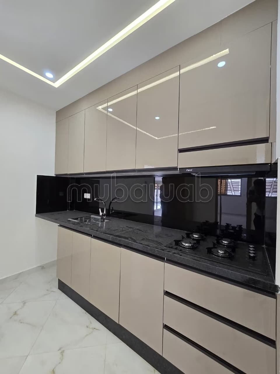 Bel appartement à vendre à Martil. Surface de 80 m². Cuisine entièrement équipée.