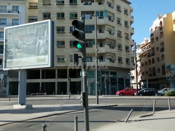 محل تجاري 364 م² قرب CAFC BMCI