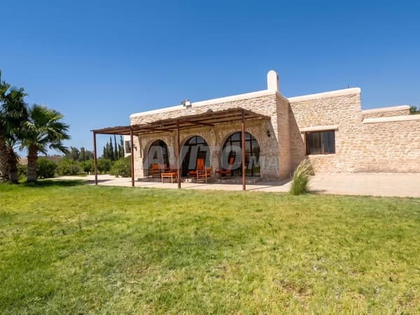 Villa en pierre 280 m², terrain 1,1 ha, piscine