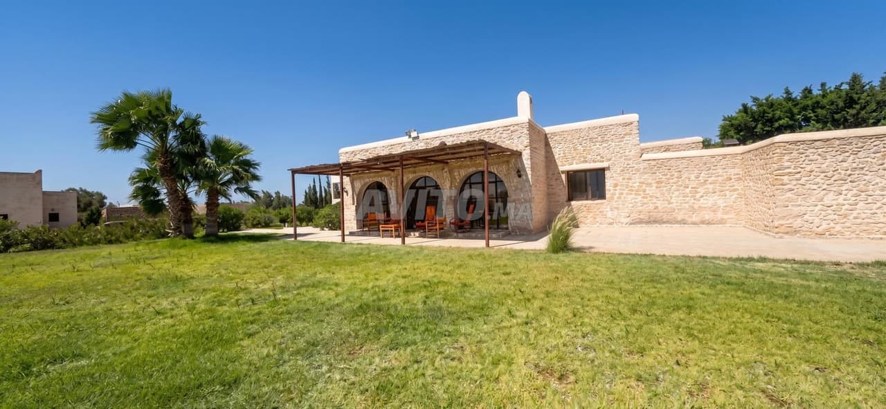 Villa en pierre 280 m², terrain 1,1 ha, piscine