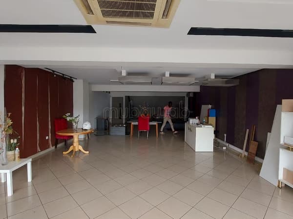 Local de 250 m² large vitrine en face CFC