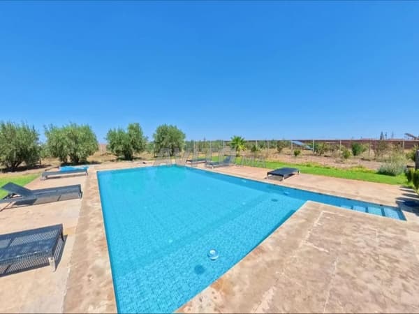Villa de plain pied avec piscine