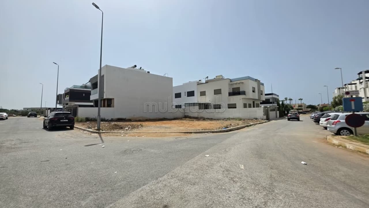 Rare à Harhoura: terrain pour villa de 310 m² avec 3 façades