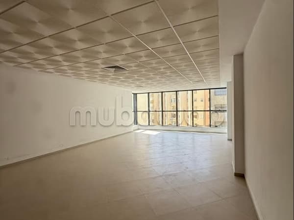Bureaux à louer à Administratif. Superficie 100 m². Fenêtres avec double vitrage et porte…