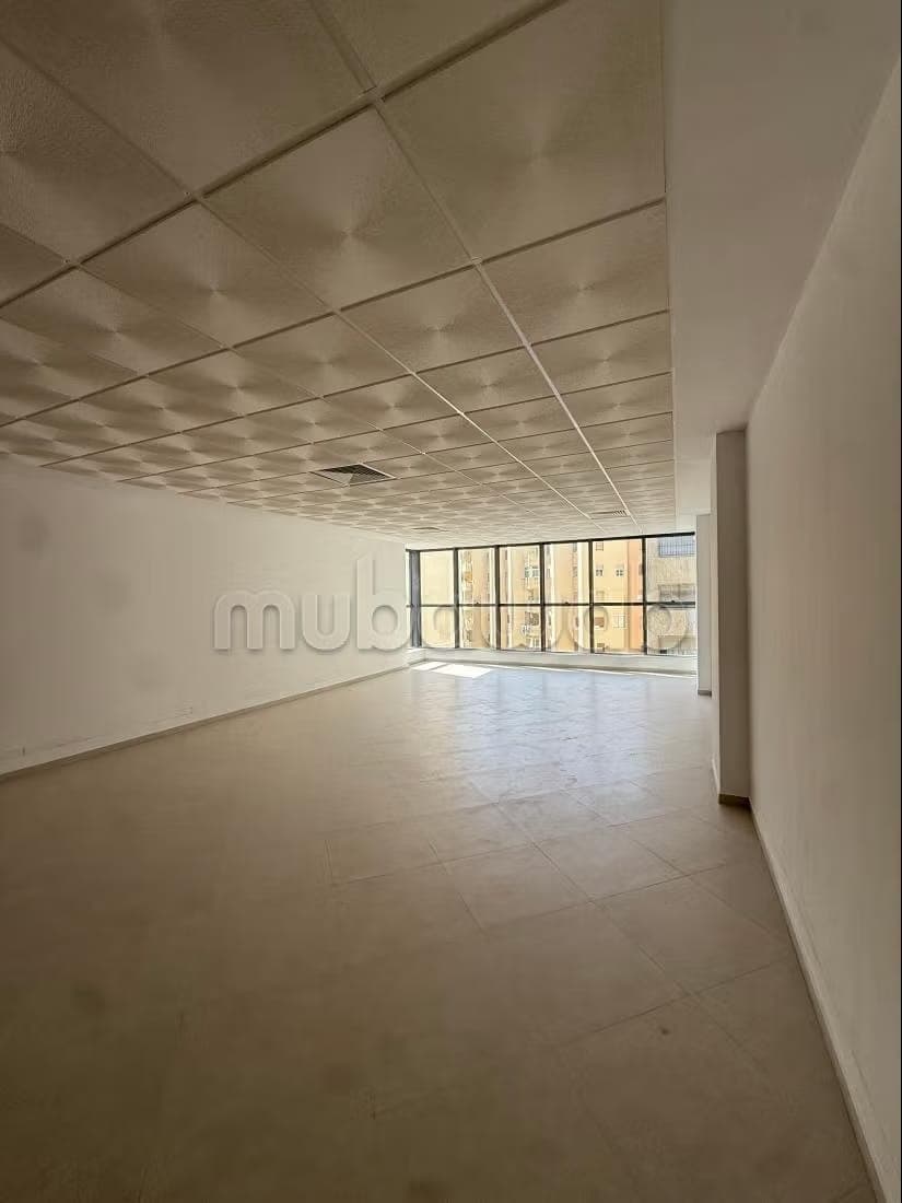 Bureaux à louer à Administratif. Superficie 100 m². Fenêtres avec double vitrage et porte…