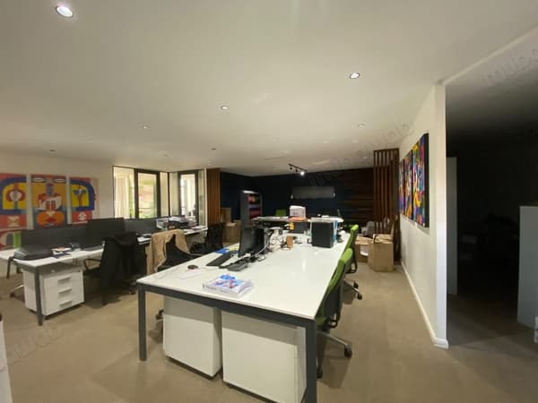Bureau Prime Aménagé De 227 M² En Location Oasis